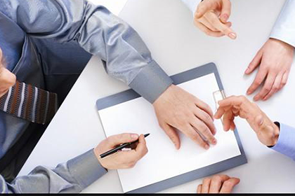 男子涉嫌借贷多女钱财，如何启动法律程序？